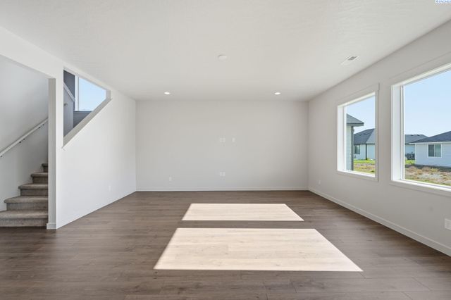 8806 Dusty Maiden Dr, Pasco, WA 99301