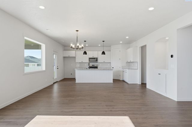 8806 Dusty Maiden Dr, Pasco, WA 99301