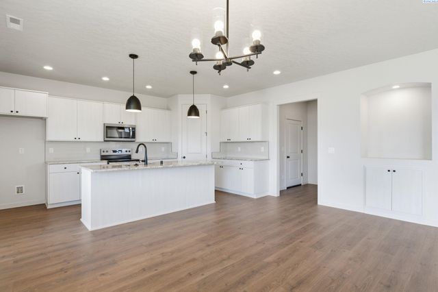 8806 Dusty Maiden Dr, Pasco, WA 99301