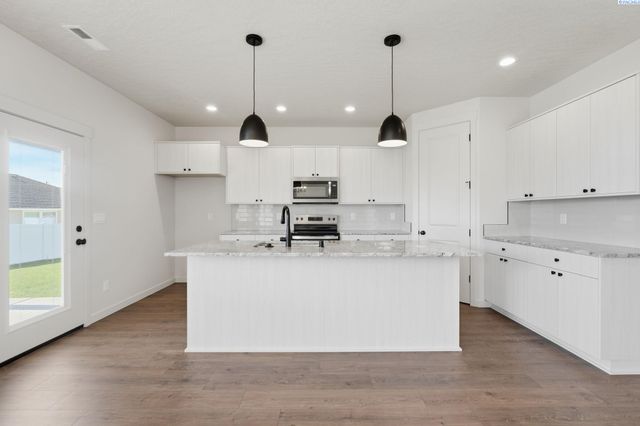 8806 Dusty Maiden Dr, Pasco, WA 99301