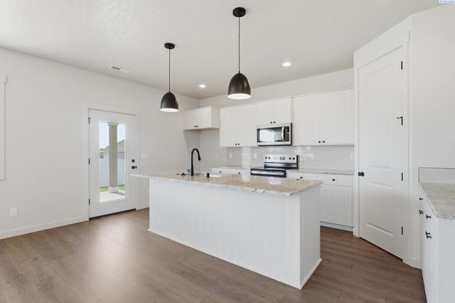 8806 Dusty Maiden Dr, Pasco, WA 99301