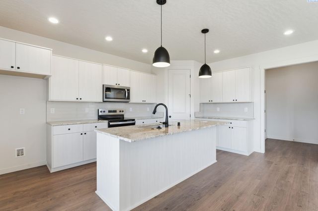 8806 Dusty Maiden Dr, Pasco, WA 99301