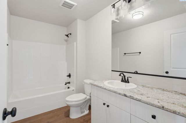 8806 Dusty Maiden Dr, Pasco, WA 99301