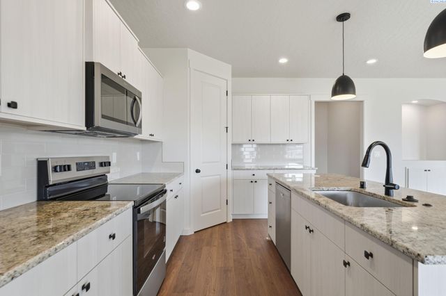 8806 Dusty Maiden Dr, Pasco, WA 99301