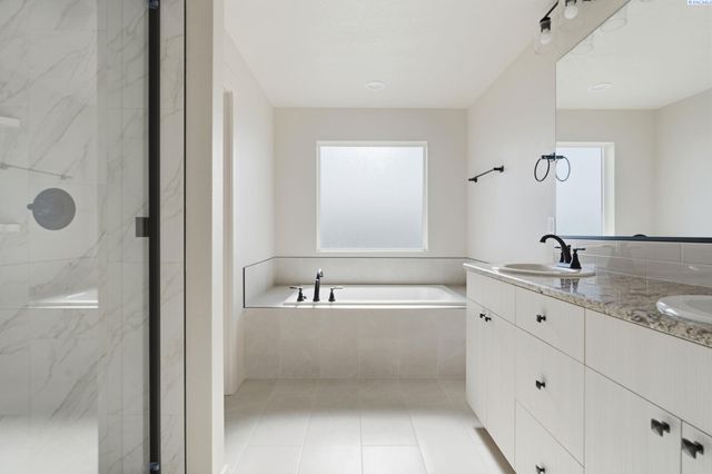 8806 Dusty Maiden Dr, Pasco, WA 99301