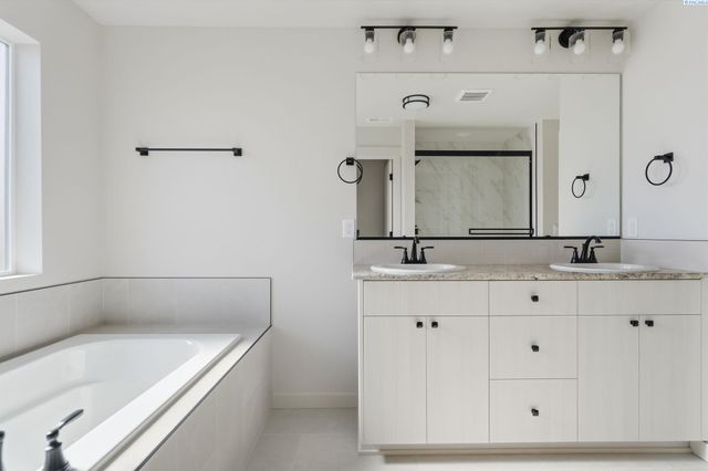 8806 Dusty Maiden Dr, Pasco, WA 99301