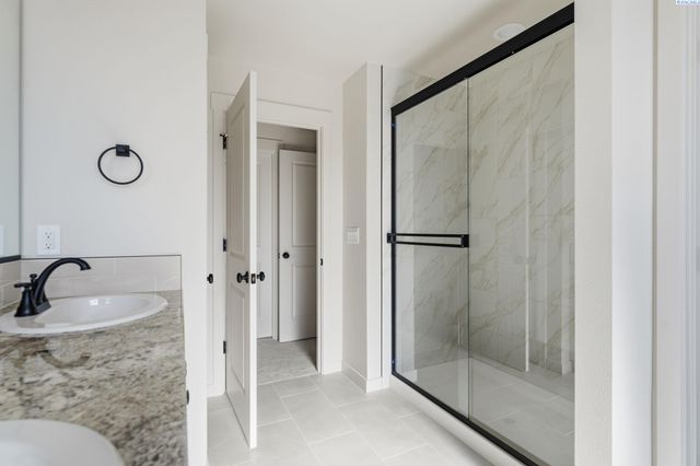 8806 Dusty Maiden Dr, Pasco, WA 99301