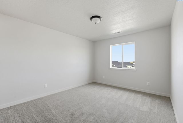 8806 Dusty Maiden Dr, Pasco, WA 99301