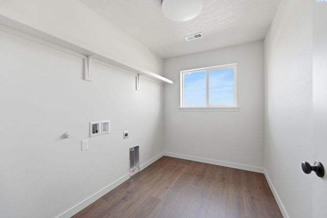 8806 Dusty Maiden Dr, Pasco, WA 99301