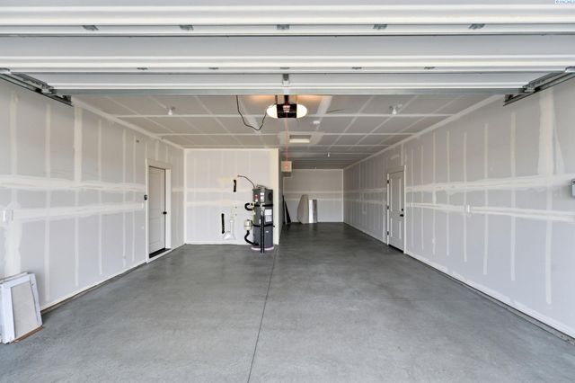 8806 Dusty Maiden Dr, Pasco, WA 99301