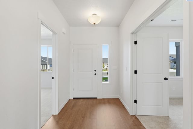 8806 Dusty Maiden Dr, Pasco, WA 99301