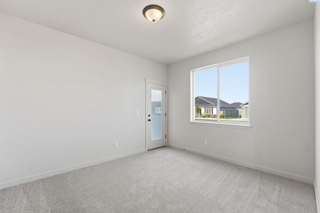 8806 Dusty Maiden Dr, Pasco, WA 99301