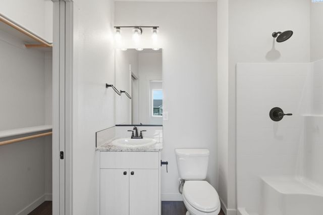 8806 Dusty Maiden Dr, Pasco, WA 99301