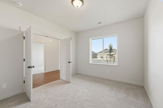 8806 Dusty Maiden Dr, Pasco, WA 99301