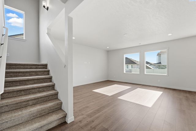 8806 Dusty Maiden Dr, Pasco, WA 99301