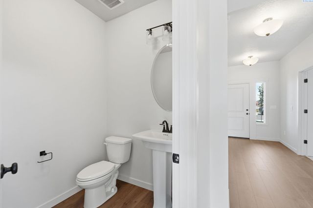 8806 Dusty Maiden Dr, Pasco, WA 99301