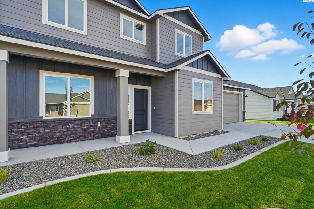 8806 Dusty Maiden Dr, Pasco, WA 99301