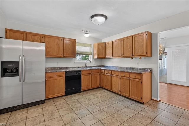2704 Pendragon CT, Chesapeake, VA 23323