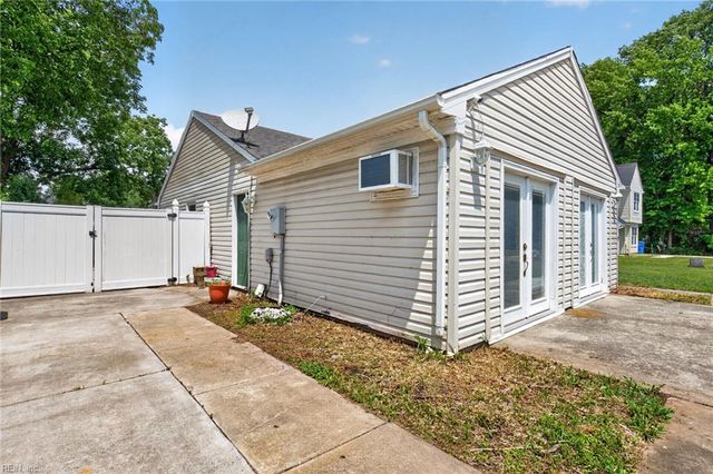 2704 Pendragon CT, Chesapeake, VA 23323