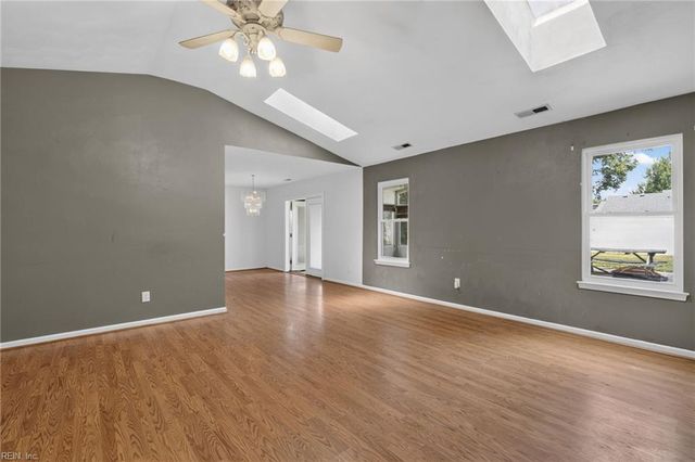 2704 Pendragon CT, Chesapeake, VA 23323