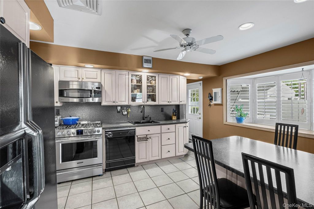 511 Elwood Road, East Northport, NY 11731 — photo 3