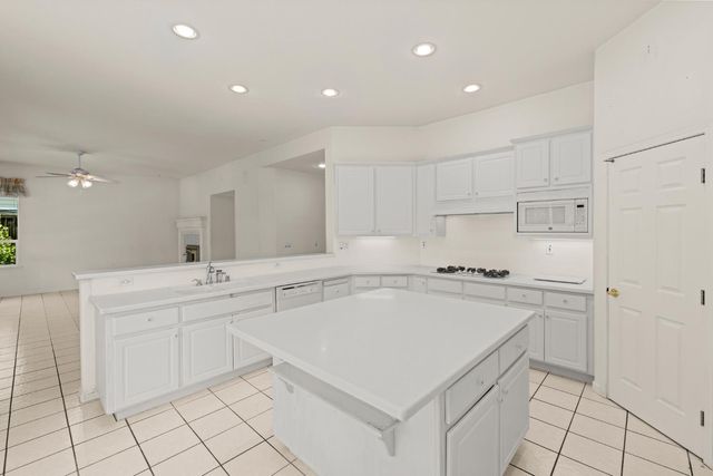 301 Marie Ct, Roseville, CA 95661
