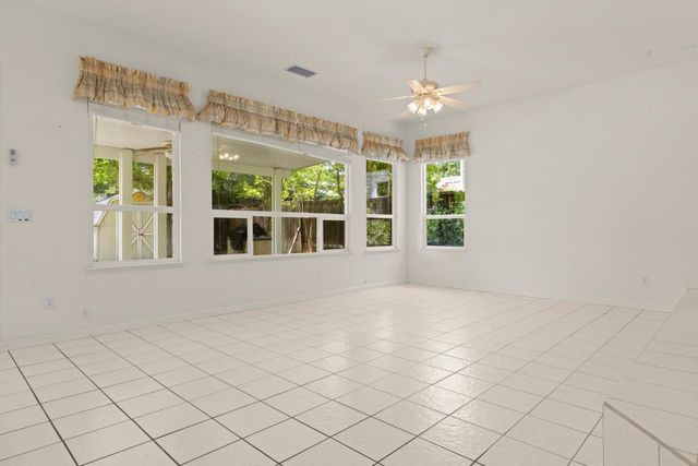 301 Marie Ct, Roseville, CA 95661