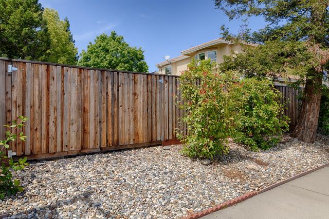 301 Marie Ct, Roseville, CA 95661