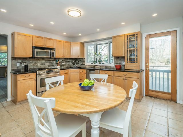 1 Deusenberg Drive, East Norwich, NY 11732