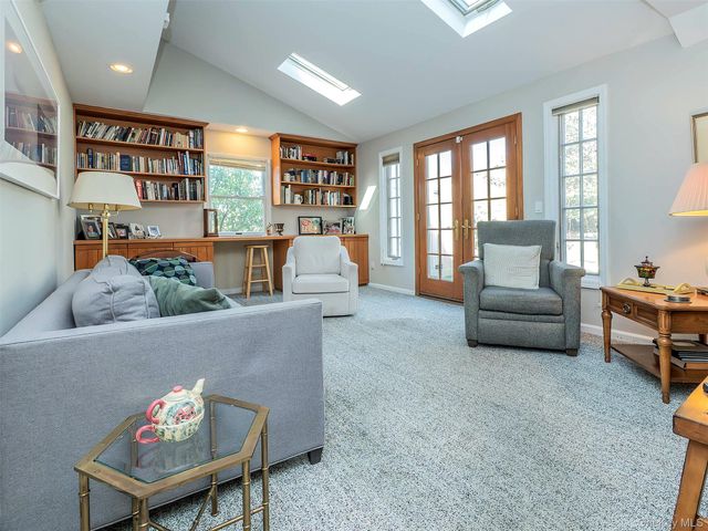 1 Deusenberg Drive, East Norwich, NY 11732