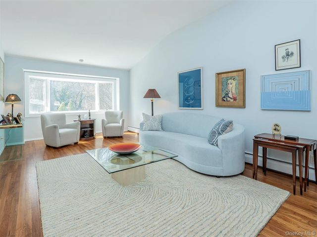 1 Deusenberg Drive, East Norwich, NY 11732