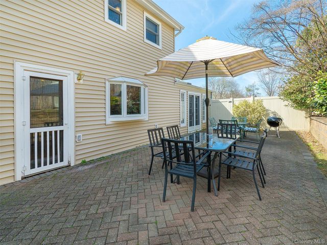 1 Deusenberg Drive, East Norwich, NY 11732