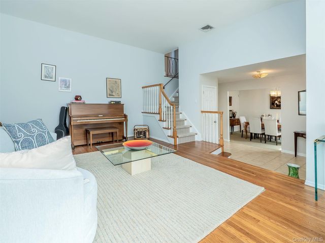 1 Deusenberg Drive, East Norwich, NY 11732