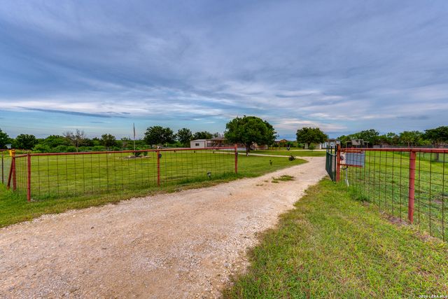 337 DEWEY LN, Seguin, TX 78155