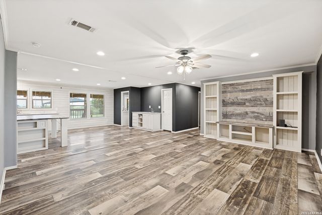 337 DEWEY LN, Seguin, TX 78155
