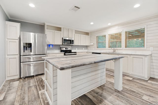 337 DEWEY LN, Seguin, TX 78155