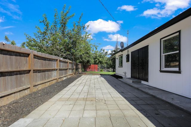 2924 Pock Ln, Stockton, CA 95205