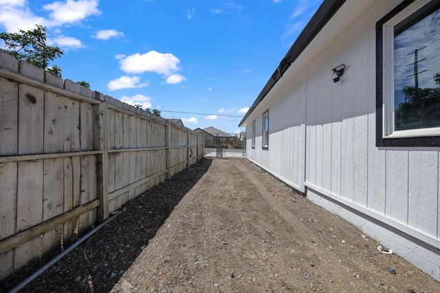 2924 Pock Ln, Stockton, CA 95205