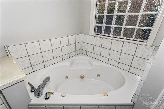 5073 Leeward Dr, Pensacola, FL 32507