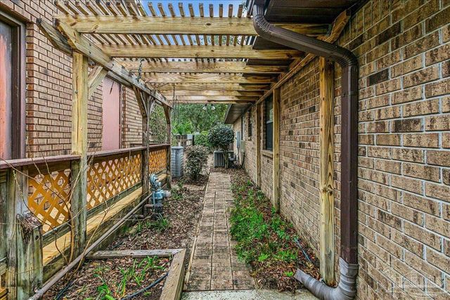 5073 Leeward Dr, Pensacola, FL 32507