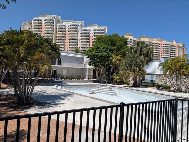 210 SeaView Dr 405, Key Biscayne, FL 33149