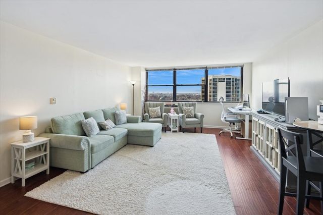 2700 N Hampden Court 18E, Chicago, IL 60614