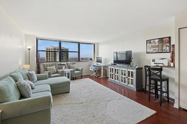 2700 N Hampden Court 18E, Chicago, IL 60614