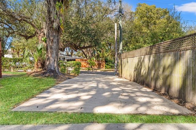 1402 HILTON PLACE, Tampa, FL 33604