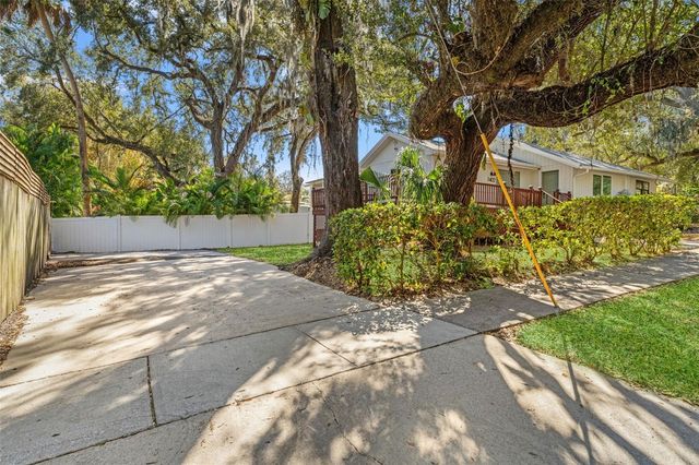 1402 HILTON PLACE, Tampa, FL 33604