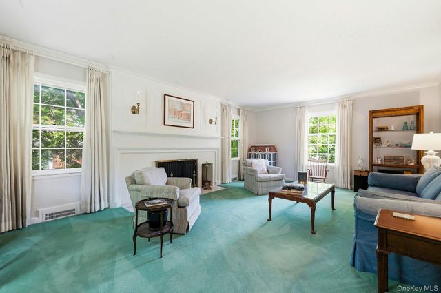 17 Monfort Road, Port Washington, NY 11050