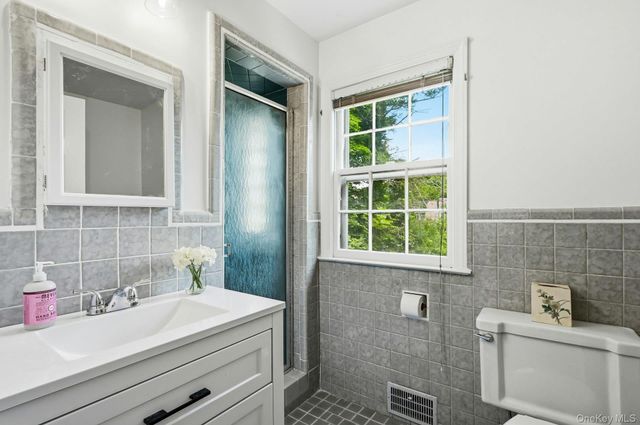 17 Monfort Road, Port Washington, NY 11050
