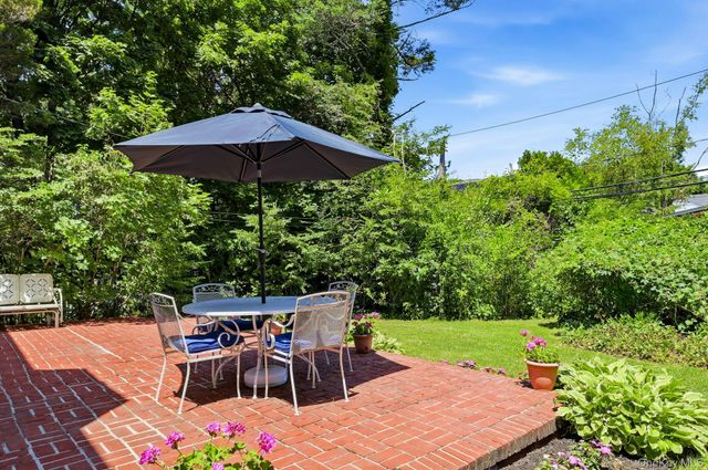 17 Monfort Road, Port Washington, NY 11050