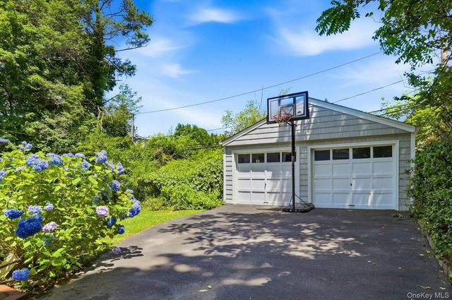 17 Monfort Road, Port Washington, NY 11050