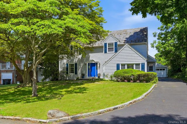 17 Monfort Road, Port Washington, NY 11050